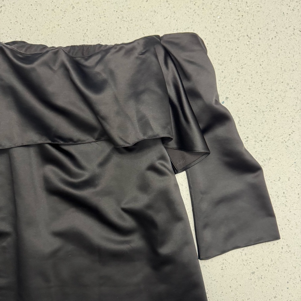 Elegant Black Off-Shoulder Dress - Picture 5 of 13